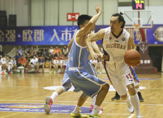  广东宏远快攻如潮大胜四川金强男篮