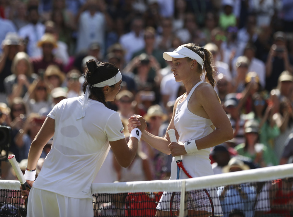  莱巴金娜温网夺冠书写新传奇