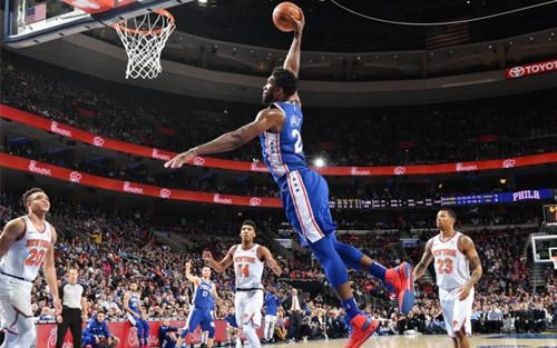  恩比德内线称霸，76人主场轻取尼克斯队