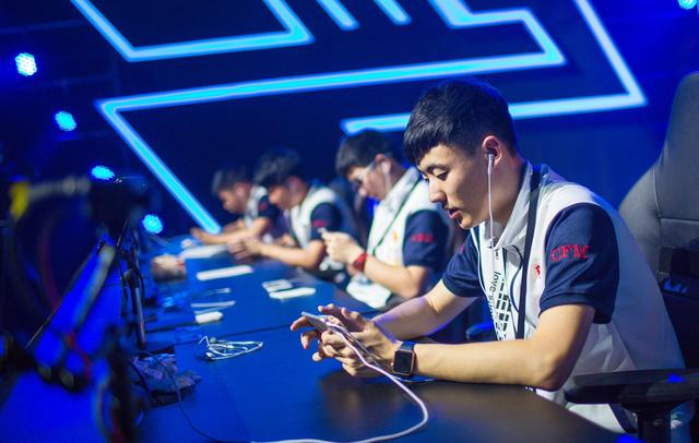  电竞选手指尖飞舞书写传奇篇章