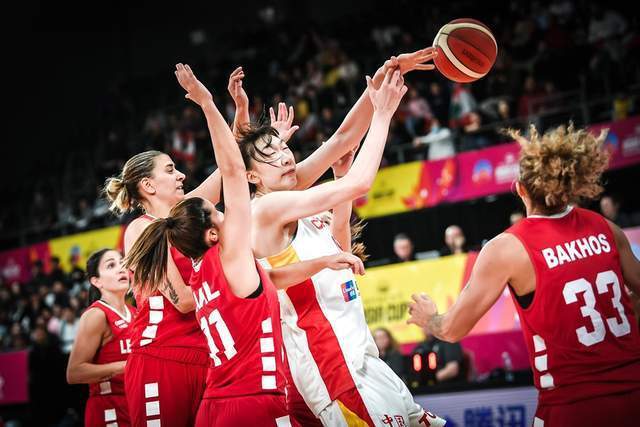  亚洲新星闪耀赛场斩获关键三分