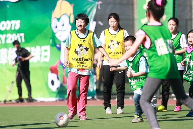  草根足球遍地开花，全民参与热情高涨