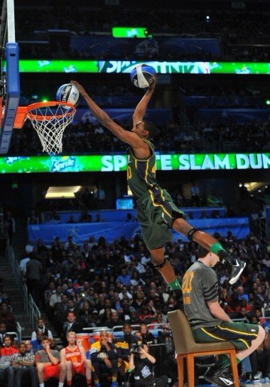  扣篮大赛激情上演，空中飞人争夺桂冠